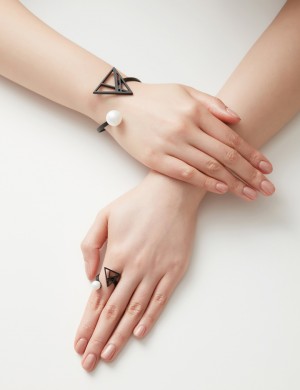 手镯•伞型系列  Eys On Me Bracelet多重三角形珍珠开口手镯