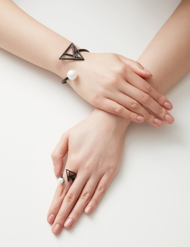 手镯•伞型系列  Eys On Me Bracelet多重三角形珍珠开口手镯