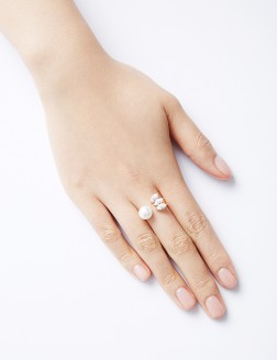 戒指•时尚系列  Pearl Glitter Ring三钻珍珠戒指